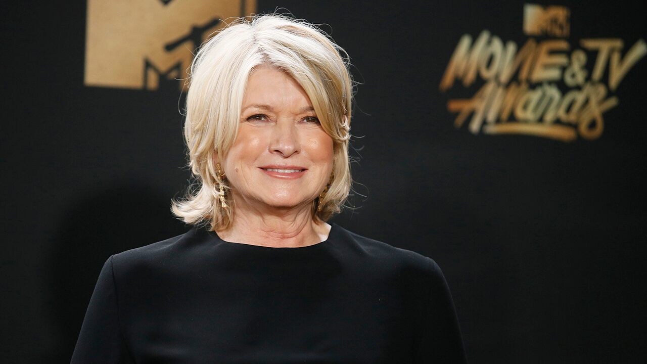 Martha Stewart Says 'thirst Trap' Poolside Selfie Didn't Happen On 