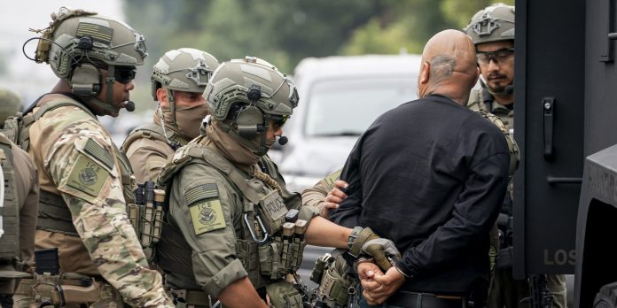 Agentes del ICE durante un operativo de detención en Estados Unidos